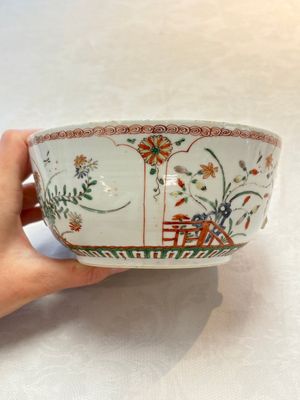 A Chinese famille verte covered bowl, a Dutch-decorated bowl, a gilt-bronze mounted pot-pourri vase and an Imari-style covered jug, Kangxi/Qianlong — foto 24