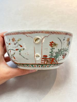 A Chinese famille verte covered bowl, a Dutch-decorated bowl, a gilt-bronze mounted pot-pourri vase and an Imari-style covered jug, Kangxi/Qianlong — foto 25