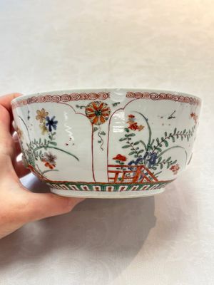 A Chinese famille verte covered bowl, a Dutch-decorated bowl, a gilt-bronze mounted pot-pourri vase and an Imari-style covered jug, Kangxi/Qianlong — foto 26