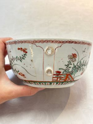 A Chinese famille verte covered bowl, a Dutch-decorated bowl, a gilt-bronze mounted pot-pourri vase and an Imari-style covered jug, Kangxi/Qianlong — foto 27