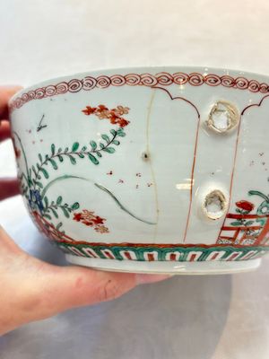 A Chinese famille verte covered bowl, a Dutch-decorated bowl, a gilt-bronze mounted pot-pourri vase and an Imari-style covered jug, Kangxi/Qianlong — foto 28