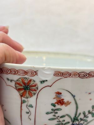 A Chinese famille verte covered bowl, a Dutch-decorated bowl, a gilt-bronze mounted pot-pourri vase and an Imari-style covered jug, Kangxi/Qianlong — foto 29