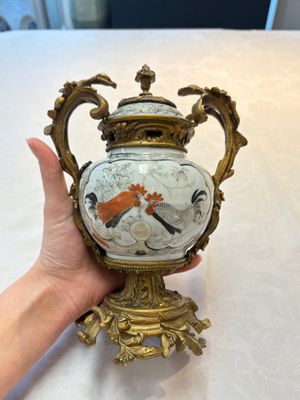 A Chinese famille verte covered bowl, a Dutch-decorated bowl, a gilt-bronze mounted pot-pourri vase and an Imari-style covered jug, Kangxi/Qianlong — foto 3