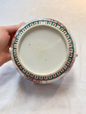 A Chinese famille verte covered bowl, a Dutch-decorated bowl, a gilt-bronze mounted pot-pourri vase and an Imari-style covered jug, Kangxi/Qianlong — foto 31