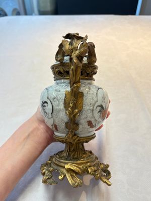 A Chinese famille verte covered bowl, a Dutch-decorated bowl, a gilt-bronze mounted pot-pourri vase and an Imari-style covered jug, Kangxi/Qianlong — foto 4