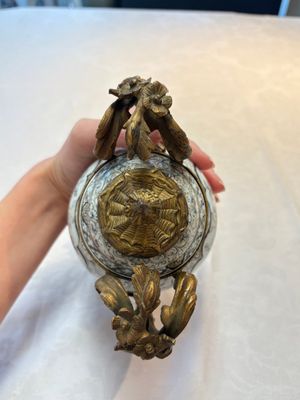 A Chinese famille verte covered bowl, a Dutch-decorated bowl, a gilt-bronze mounted pot-pourri vase and an Imari-style covered jug, Kangxi/Qianlong — foto 5