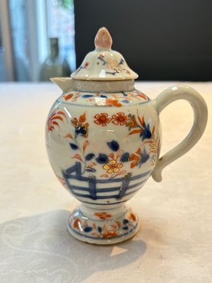 A Chinese famille verte covered bowl, a Dutch-decorated bowl, a gilt-bronze mounted pot-pourri vase and an Imari-style covered jug, Kangxi/Qianlong — foto 7