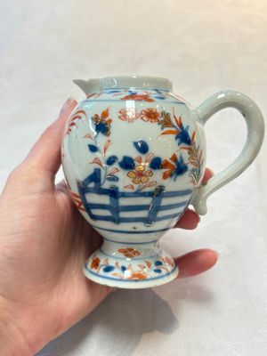 A Chinese famille verte covered bowl, a Dutch-decorated bowl, a gilt-bronze mounted pot-pourri vase and an Imari-style covered jug, Kangxi/Qianlong — foto 8