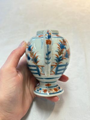 A Chinese famille verte covered bowl, a Dutch-decorated bowl, a gilt-bronze mounted pot-pourri vase and an Imari-style covered jug, Kangxi/Qianlong — foto 9
