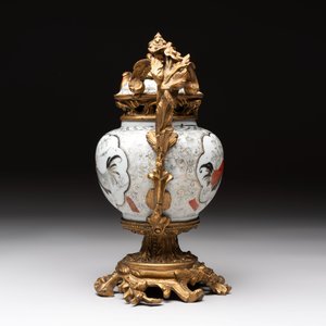 A Chinese famille verte covered bowl, a Dutch-decorated bowl, a gilt-bronze mounted pot-pourri vase and an Imari-style covered jug, Kangxi/Qianlong — foto 11
