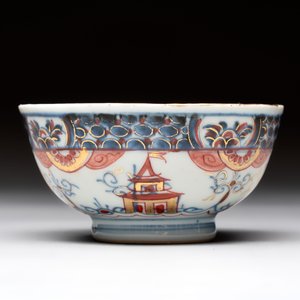 A Chinese famille verte covered bowl, a Dutch-decorated bowl, a gilt-bronze mounted pot-pourri vase and an Imari-style covered jug, Kangxi/Qianlong — foto 15