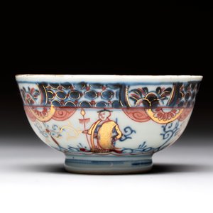 A Chinese famille verte covered bowl, a Dutch-decorated bowl, a gilt-bronze mounted pot-pourri vase and an Imari-style covered jug, Kangxi/Qianlong — foto 16