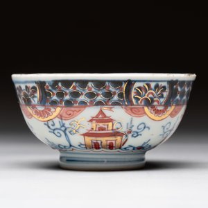 A Chinese famille verte covered bowl, a Dutch-decorated bowl, a gilt-bronze mounted pot-pourri vase and an Imari-style covered jug, Kangxi/Qianlong — foto 17