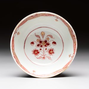A Chinese famille verte covered bowl, a Dutch-decorated bowl, a gilt-bronze mounted pot-pourri vase and an Imari-style covered jug, Kangxi/Qianlong — foto 18