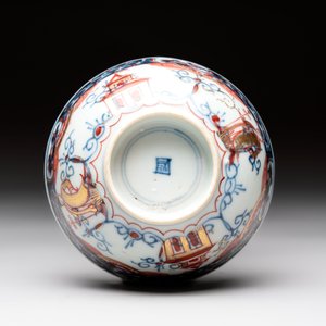 A Chinese famille verte covered bowl, a Dutch-decorated bowl, a gilt-bronze mounted pot-pourri vase and an Imari-style covered jug, Kangxi/Qianlong — foto 19