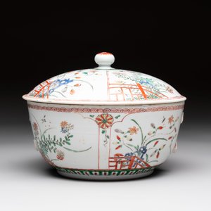 A Chinese famille verte covered bowl, a Dutch-decorated bowl, a gilt-bronze mounted pot-pourri vase and an Imari-style covered jug, Kangxi/Qianlong — foto 2