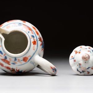 A Chinese famille verte covered bowl, a Dutch-decorated bowl, a gilt-bronze mounted pot-pourri vase and an Imari-style covered jug, Kangxi/Qianlong — foto 24