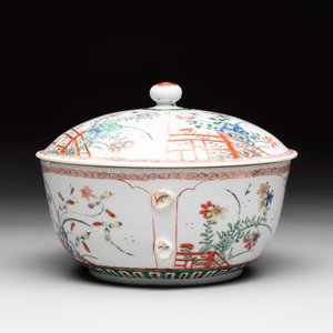 A Chinese famille verte covered bowl, a Dutch-decorated bowl, a gilt-bronze mounted pot-pourri vase and an Imari-style covered jug, Kangxi/Qianlong — foto 3