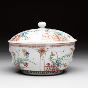 A Chinese famille verte covered bowl, a Dutch-decorated bowl, a gilt-bronze mounted pot-pourri vase and an Imari-style covered jug, Kangxi/Qianlong — foto 4