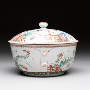 A Chinese famille verte covered bowl, a Dutch-decorated bowl, a gilt-bronze mounted pot-pourri vase and an Imari-style covered jug, Kangxi/Qianlong — foto 5