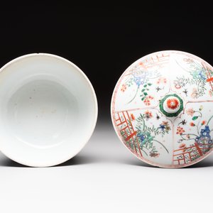 A Chinese famille verte covered bowl, a Dutch-decorated bowl, a gilt-bronze mounted pot-pourri vase and an Imari-style covered jug, Kangxi/Qianlong — foto 6