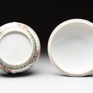 A Chinese famille verte covered bowl, a Dutch-decorated bowl, a gilt-bronze mounted pot-pourri vase and an Imari-style covered jug, Kangxi/Qianlong — foto 7