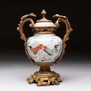 A Chinese famille verte covered bowl, a Dutch-decorated bowl, a gilt-bronze mounted pot-pourri vase and an Imari-style covered jug, Kangxi/Qianlong — foto 8