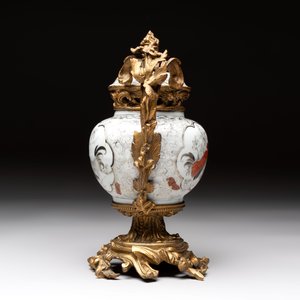A Chinese famille verte covered bowl, a Dutch-decorated bowl, a gilt-bronze mounted pot-pourri vase and an Imari-style covered jug, Kangxi/Qianlong — foto 9