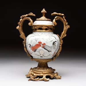 A Chinese famille verte covered bowl, a Dutch-decorated bowl, a gilt-bronze mounted pot-pourri vase and an Imari-style covered jug, Kangxi/Qianlong — foto 10