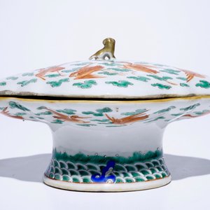 A Chinese famille verte covered bowl on foot with cranes among clouds, 19/20th C. — photo 4