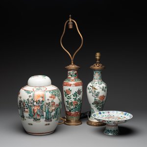 A Chinese famille verte covered jar, two vases mounted as lamps and a tazza, 19th C. — photo 1