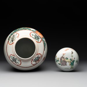 A Chinese famille verte covered jar, two vases mounted as lamps and a tazza, 19th C. — photo 12