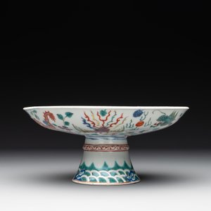 A Chinese famille verte covered jar, two vases mounted as lamps and a tazza, 19th C. — photo 14