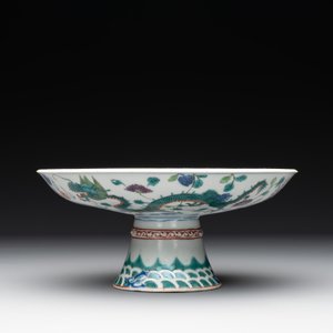 A Chinese famille verte covered jar, two vases mounted as lamps and a tazza, 19th C. — photo 15