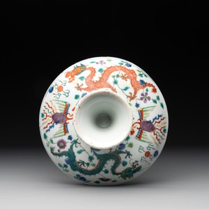 A Chinese famille verte covered jar, two vases mounted as lamps and a tazza, 19th C. — photo 17