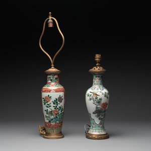 A Chinese famille verte covered jar, two vases mounted as lamps and a tazza, 19th C. — photo 2
