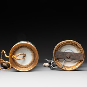 A Chinese famille verte covered jar, two vases mounted as lamps and a tazza, 19th C. — photo 7