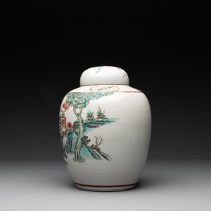 A Chinese famille verte covered jar, two vases mounted as lamps and a tazza, 19th C. — photo 9
