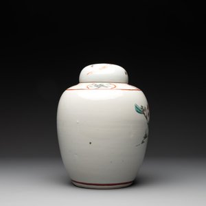 A Chinese famille verte covered jar, two vases mounted as lamps and a tazza, 19th C. — photo 10