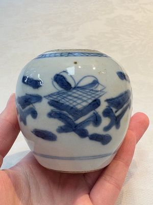 A Chinese famille verte covered vase, a pair of blue and white jars on wooden stands and two jars, 19th C. — photo 1