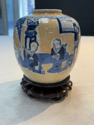 A Chinese famille verte covered vase, a pair of blue and white jars on wooden stands and two jars, 19th C. — photo 23