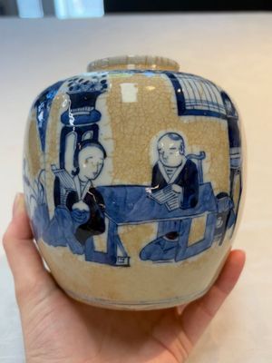 A Chinese famille verte covered vase, a pair of blue and white jars on wooden stands and two jars, 19th C. — photo 24