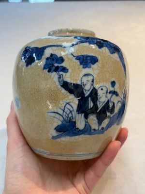 A Chinese famille verte covered vase, a pair of blue and white jars on wooden stands and two jars, 19th C. — photo 27