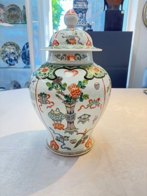 A Chinese famille verte covered vase, a pair of blue and white jars on wooden stands and two jars, 19th C. — photo 32
