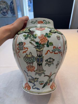 A Chinese famille verte covered vase, a pair of blue and white jars on wooden stands and two jars, 19th C. — photo 33