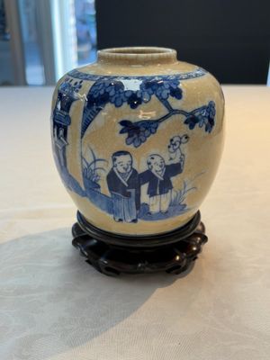 A Chinese famille verte covered vase, a pair of blue and white jars on wooden stands and two jars, 19th C. — photo 8