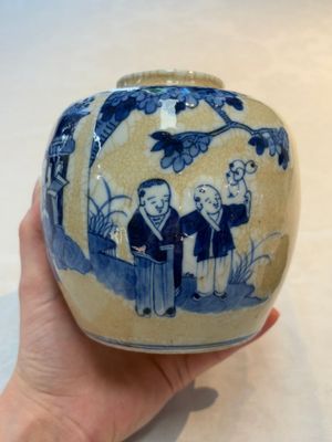 A Chinese famille verte covered vase, a pair of blue and white jars on wooden stands and two jars, 19th C. — photo 9