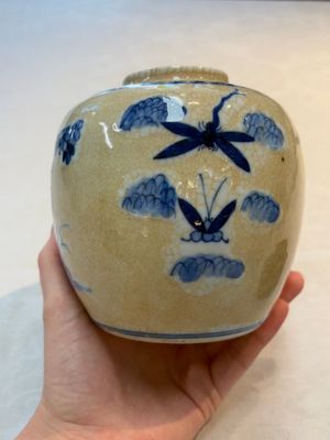 A Chinese famille verte covered vase, a pair of blue and white jars on wooden stands and two jars, 19th C. — photo 10