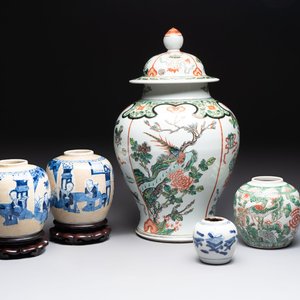 A Chinese famille verte covered vase, a pair of blue and white jars on wooden stands and two jars, 19th C. — photo 1