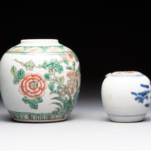 A Chinese famille verte covered vase, a pair of blue and white jars on wooden stands and two jars, 19th C. — photo 11